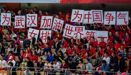  意甲赛场现巨型TIFO球迷热情助力主队  